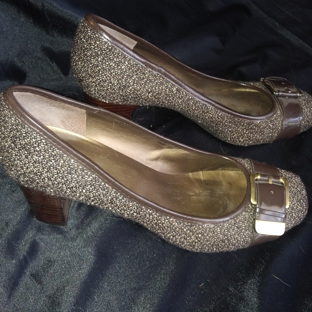 Brown thick kitten heels